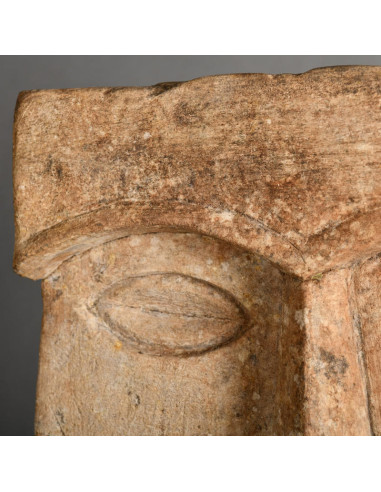 雕塑，表现古代神灵的石碑，20 世纪。