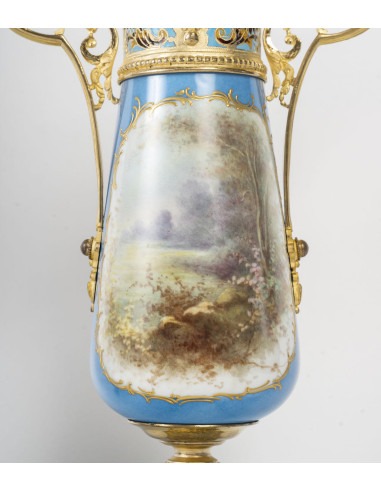 一对塞夫勒瓷器、镀金青铜和珐琅彩绘花瓶，19 世纪，拿破仑三世时期。