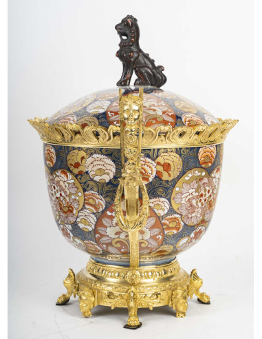 大型伊万里瓷香炉，日本和镀金青铜，19 世纪。