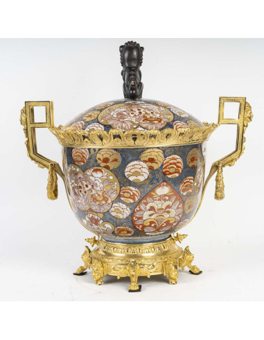 大型伊万里瓷香炉，日本和镀金青铜，19 世纪。