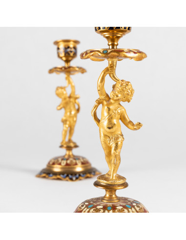 Paire de bougeoirs en bronze doré et...