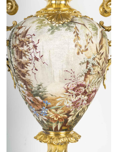 一对带镀金金属底座的大瓷瓶，19 世纪，拿破仑三世时期。