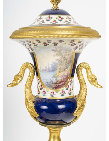 一对帝国风格的塞夫勒瓷器和镀金铜盒，19 世纪，拿破仑三世时期。