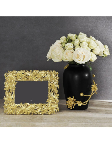 Dahlia-decorated photo frame in...