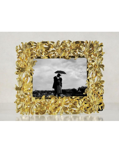 Dahlia-decorated photo frame in...