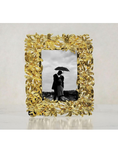 Dahlia-decorated photo frame in...
