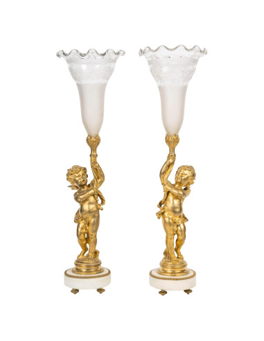 Paire de vases cornet en bronze doré...