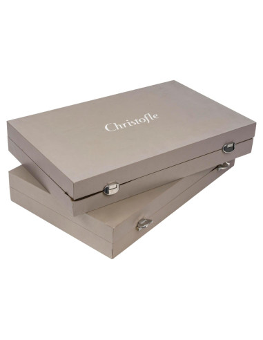 重要的 Christofle 服务装在原包装盒中。