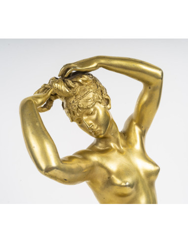 Escultura de bronce dorado de una...