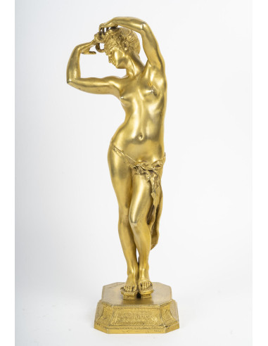 Escultura de bronce dorado de una...