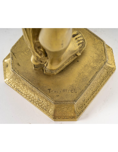 Escultura de bronce dorado de una...