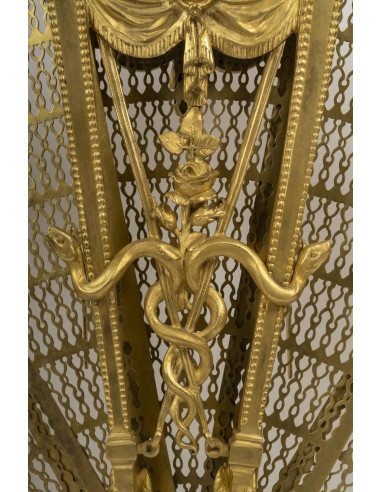 Gran pantalla de ormolu de la época...