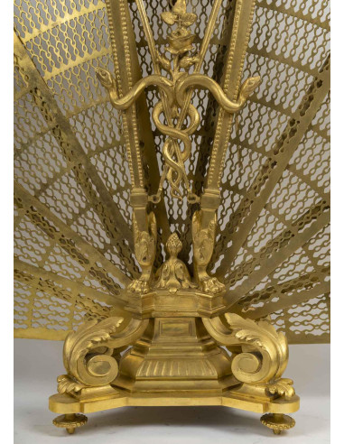 Gran pantalla de ormolu de la época...