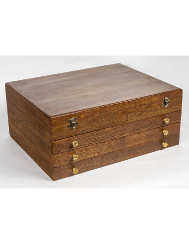克里斯托弗（Christofle）非常重要的一套餐具，盒内有 170 件。
