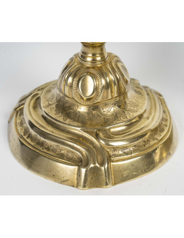 Um par de castiçais em bronze dourado...