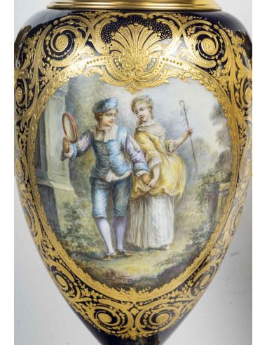 Um par de vasos cobertos de porcelana...