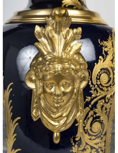 Um par de vasos cobertos de porcelana...