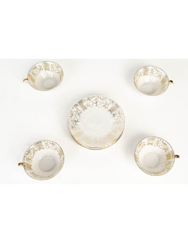 Quatro chávenas e pires de porcelana...
