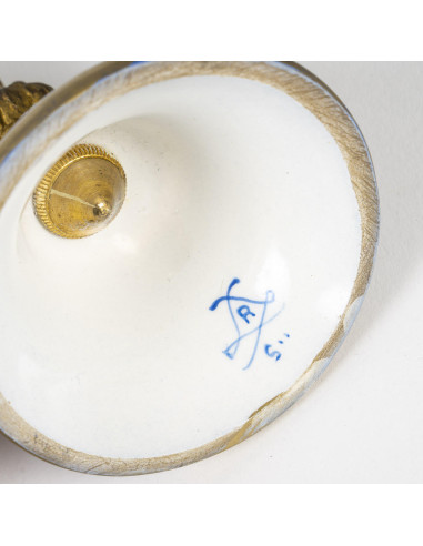 一对塞夫勒瓷器和镀金青铜盖花瓶，19 世纪。