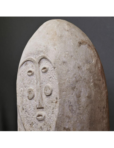 Große Steinskulptur, gemeißelter...
