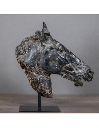 Groot beeld van een zwart paardenhoofd.