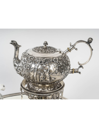 19 世纪拿破仑三世时期的纯银茶具。