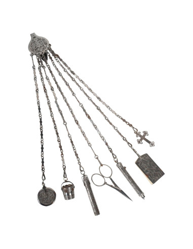 Chatelaine z počátku 20. století.