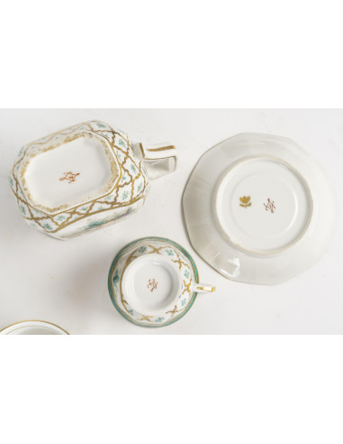 19 世纪瓷制茶具和咖啡具，带镀银金属托盘。
