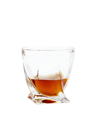 一套 4 个醒酒器和 8 个水晶杯，非常华丽。