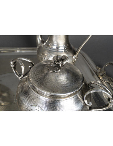 19 世纪拿破仑三世时期的克里斯托弗镀银茶具和咖啡具。