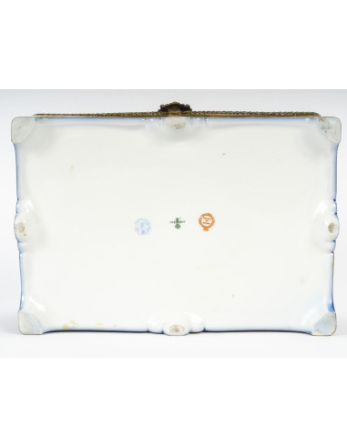 塞夫勒瓷盒和镀金黄铜支架，19 世纪，拿破仑三世时期。