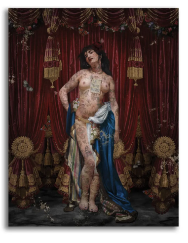 当代艺术家 Voglio Bene 的画作 "纹身女人 "的手绘壁画复制品