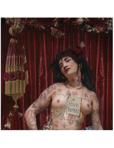 艺术家 Voglio Bene 创作的 "纹身女人 "手绘壁画复制品
