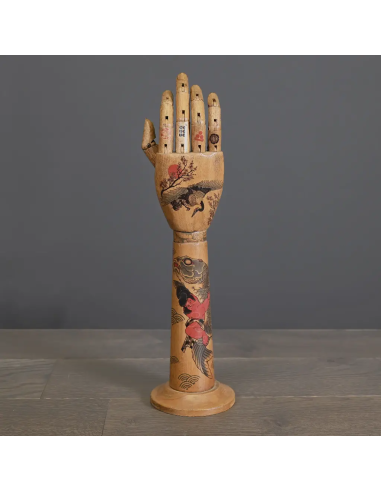 Brazo de madera tatuado
