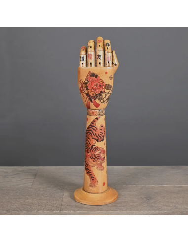 Brazo de madera tatuado