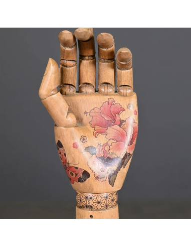 Bras tatoué en bois