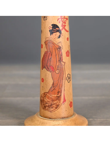 Tätowierter Arm aus Holz