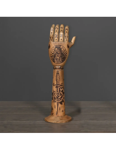 Tätowierter Arm aus Holz