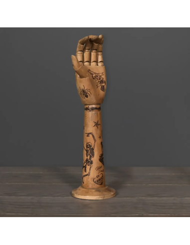 Brazo de madera tatuado