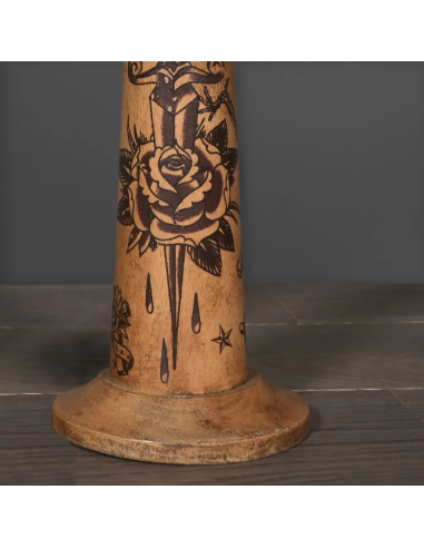 Brazo de madera tatuado