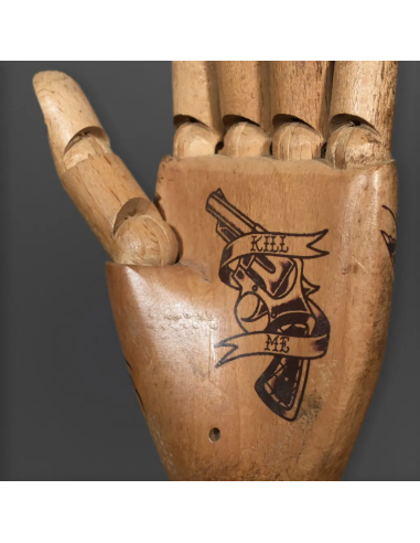 Tätowierter Arm aus Holz