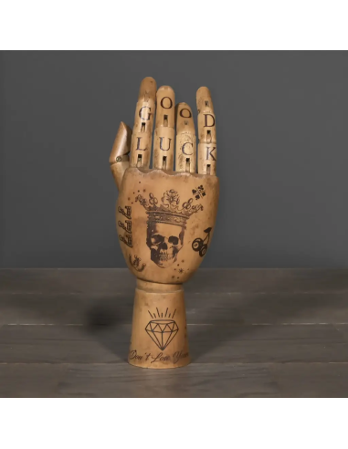 Mano de madera para tatuajes