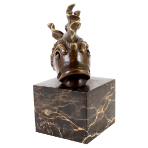 Estatua de bronce de un pez