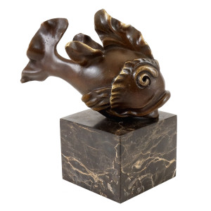 Estatua de bronce de un pez 2