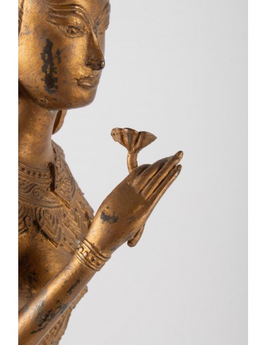 Deusa indonésia em Golden Metal segurando uma flor de lótus, 1920-1940