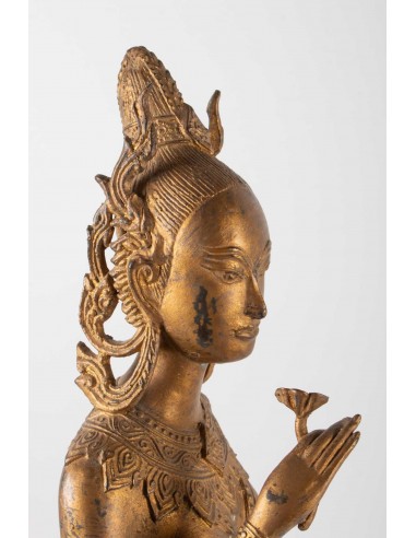 Deusa indonésia em Golden Metal segurando uma flor de lótus, 1920-1940