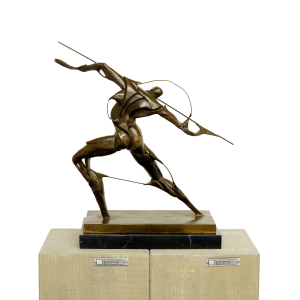 抛光青铜雕塑，艺术家 Umberto Boccioni...