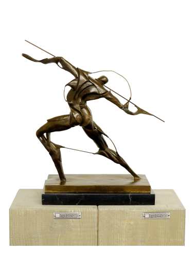 抛光青铜雕塑，艺术家 Umberto Boccioni 的复制品