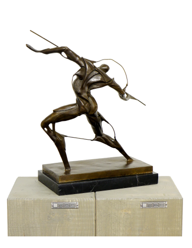 抛光青铜雕塑，艺术家 Umberto Boccioni 的复制品