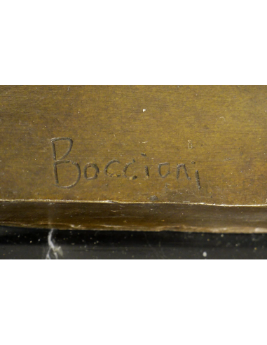 抛光青铜雕塑，艺术家 Umberto Boccioni 的复制品